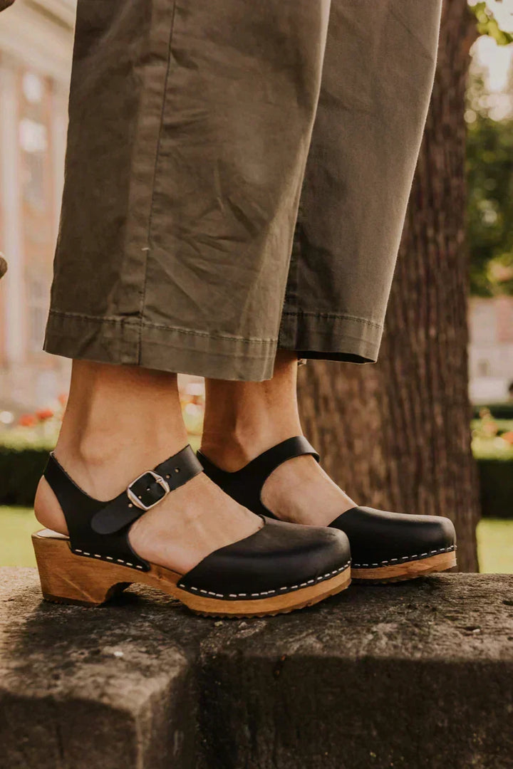 Jade Garland Clogs – Black